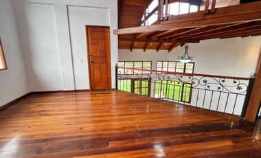 ¡Renta casa independiente con amplio terreno en San Gabriel, Valle de Los Chillos!