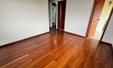 ¡Renta casa independiente con amplio terreno en San Gabriel, Valle de Los Chillos!
