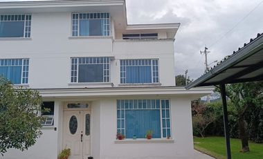 VENDO CASA EN TUMBACO - CONJUNTO SOL DEL VALLE