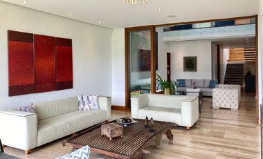 VENDO HERMOSA CASA EN URB PRIVADA CUMBAYA (Sector La Viña)