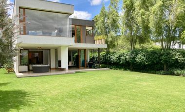 VENDO HERMOSA CASA EN URB PRIVADA CUMBAYA (Sector La Viña)