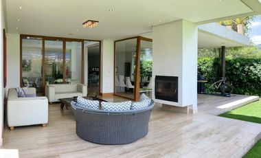 VENDO HERMOSA CASA EN URB PRIVADA CUMBAYA (Sector La Viña)