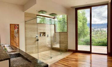 VENDO HERMOSA CASA EN URB PRIVADA CUMBAYA (Sector La Viña)