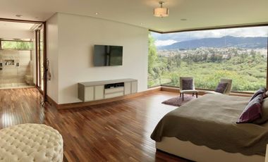 VENDO HERMOSA CASA EN URB PRIVADA CUMBAYA (Sector La Viña)