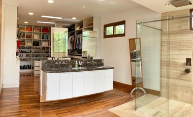 VENDO HERMOSA CASA EN URB PRIVADA CUMBAYA (Sector La Viña)