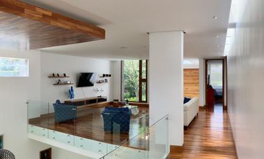 VENDO HERMOSA CASA EN URB PRIVADA CUMBAYA (Sector La Viña)