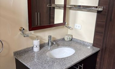 Arriendo suite amoblada en 6 de Diciembre y Portugal
