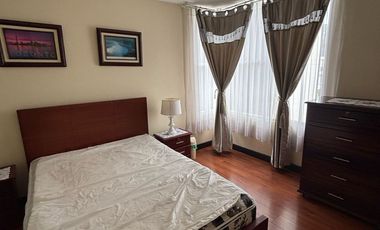 Arriendo suite amoblada en 6 de Diciembre y Portugal