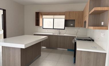 RENTA CASA NUEVA EN PRIVANZAS