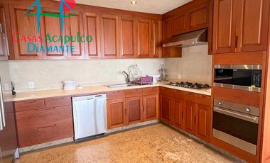 Casa en venta con 3 terrazas, alberca privada y vista al mar