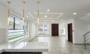 Se vende casa esquinera a estrenar al sur de la ciudad