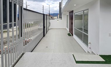 Se vende casa esquinera a estrenar al sur de la ciudad