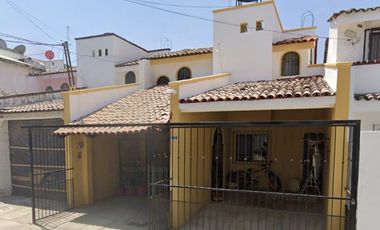 BONITA CASA DE DOS NIVELES CON TODOS LOS SERVICIOS