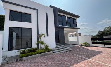 CASA EN VENTA, CON ALBERCA, EN OAXTEPEC, MORELOS