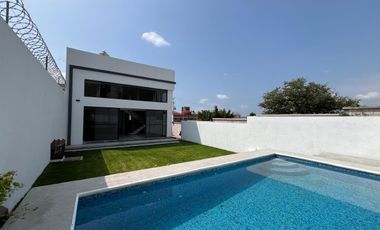 CASA EN VENTA, CON ALBERCA, EN OAXTEPEC, MORELOS