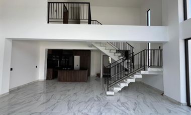 CASA EN VENTA, CON ALBERCA, EN OAXTEPEC, MORELOS