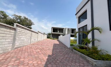 CASA EN VENTA, CON ALBERCA, EN OAXTEPEC, MORELOS