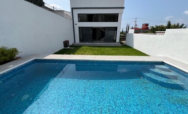 CASA EN VENTA, CON ALBERCA, EN OAXTEPEC, MORELOS