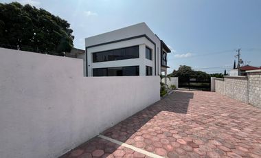 CASA EN VENTA, CON ALBERCA, EN OAXTEPEC, MORELOS