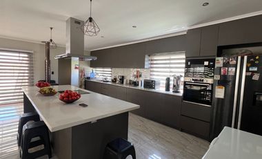 HERMOSA CASA EN PARCELA