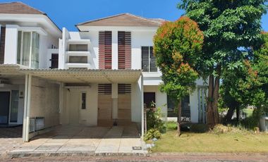 Apartemen dijual di Jawa Timur, Surabaya - Parkir mobil