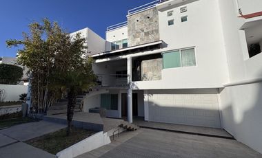 CASA EN RENTA EN CUMBRES DEL CIMATARIO CON JARDIN, JACUZZI, ROOF GARDEN Y CUARTO DE SERVICIO