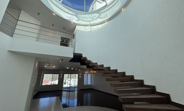 CASA EN RENTA EN CUMBRES DEL CIMATARIO CON JARDIN, JACUZZI, ROOF GARDEN Y CUARTO DE SERVICIO