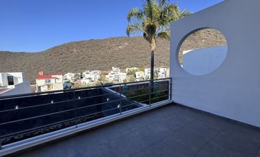 CASA EN RENTA EN CUMBRES DEL CIMATARIO CON JARDIN, JACUZZI, ROOF GARDEN Y CUARTO DE SERVICIO