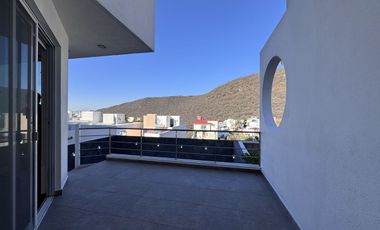 CASA EN RENTA EN CUMBRES DEL CIMATARIO CON JARDIN, JACUZZI, ROOF GARDEN Y CUARTO DE SERVICIO