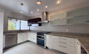 CASA EN RENTA EN CUMBRES DEL CIMATARIO CON JARDIN, JACUZZI, ROOF GARDEN Y CUARTO DE SERVICIO
