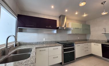 CASA EN RENTA EN CUMBRES DEL CIMATARIO CON JARDIN, JACUZZI, ROOF GARDEN Y CUARTO DE SERVICIO