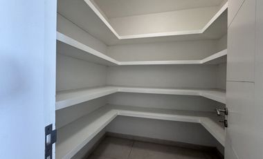 CASA EN RENTA EN CUMBRES DEL CIMATARIO CON JARDIN, JACUZZI, ROOF GARDEN Y CUARTO DE SERVICIO