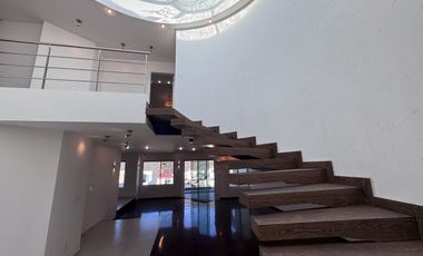 CASA EN RENTA EN CUMBRES DEL CIMATARIO CON JARDIN, JACUZZI, ROOF GARDEN Y CUARTO DE SERVICIO