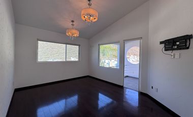 CASA EN RENTA EN CUMBRES DEL CIMATARIO CON JARDIN, JACUZZI, ROOF GARDEN Y CUARTO DE SERVICIO
