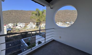 CASA EN RENTA EN CUMBRES DEL CIMATARIO CON JARDIN, JACUZZI, ROOF GARDEN Y CUARTO DE SERVICIO