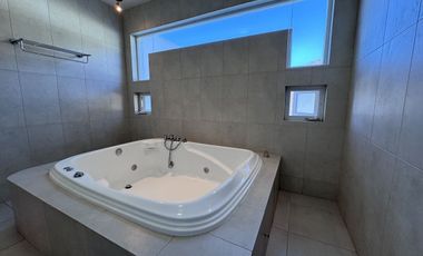 CASA EN RENTA EN CUMBRES DEL CIMATARIO CON JARDIN, JACUZZI, ROOF GARDEN Y CUARTO DE SERVICIO