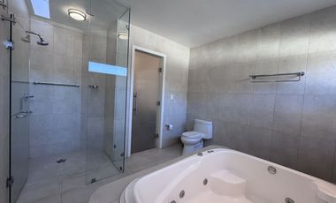 CASA EN RENTA EN CUMBRES DEL CIMATARIO CON JARDIN, JACUZZI, ROOF GARDEN Y CUARTO DE SERVICIO