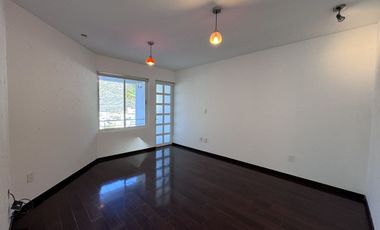 CASA EN RENTA EN CUMBRES DEL CIMATARIO CON JARDIN, JACUZZI, ROOF GARDEN Y CUARTO DE SERVICIO