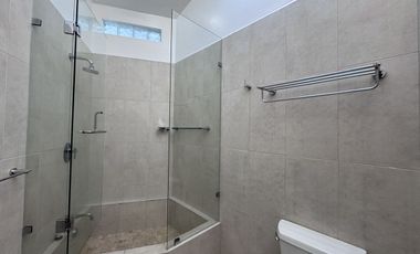 CASA EN RENTA EN CUMBRES DEL CIMATARIO CON JARDIN, JACUZZI, ROOF GARDEN Y CUARTO DE SERVICIO