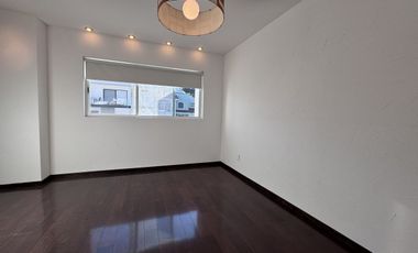 CASA EN RENTA EN CUMBRES DEL CIMATARIO CON JARDIN, JACUZZI, ROOF GARDEN Y CUARTO DE SERVICIO