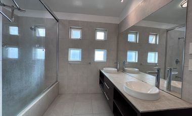 CASA EN RENTA EN CUMBRES DEL CIMATARIO CON JARDIN, JACUZZI, ROOF GARDEN Y CUARTO DE SERVICIO