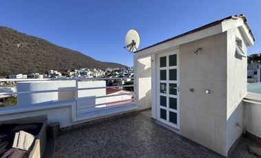 CASA EN RENTA EN CUMBRES DEL CIMATARIO CON JARDIN, JACUZZI, ROOF GARDEN Y CUARTO DE SERVICIO