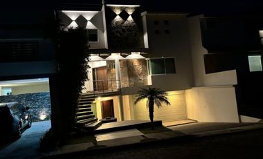 CASA EN RENTA EN CUMBRES DEL CIMATARIO CON JARDIN, JACUZZI, ROOF GARDEN Y CUARTO DE SERVICIO