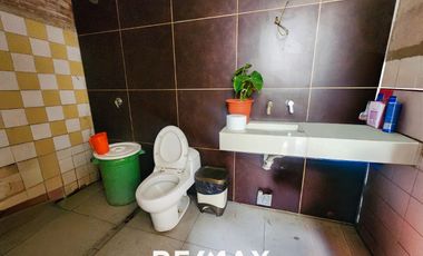 VENTA DE CASA COMO TERRENO EN COMAS