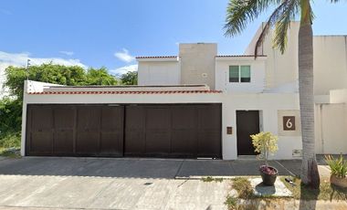 PRECIOSA CASA EN CANCUN MUY AMPLIA Y CON ALBERCA