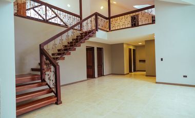 Amplia Casa con Terreno de Venta, Sector Ricaurte, Vía a Llacao