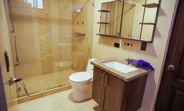 Amplia Casa con Terreno de Venta, Sector Ricaurte, Vía a Llacao
