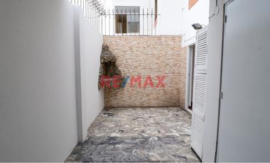 ¡Alquila Tu Chalet Recién Remodelado Cerca De La Universidad De Lima!