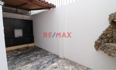 ¡Alquila Tu Chalet Recién Remodelado Cerca De La Universidad De Lima!