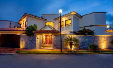 Espectacular Casa en Venta en La Concepción Zavaleta